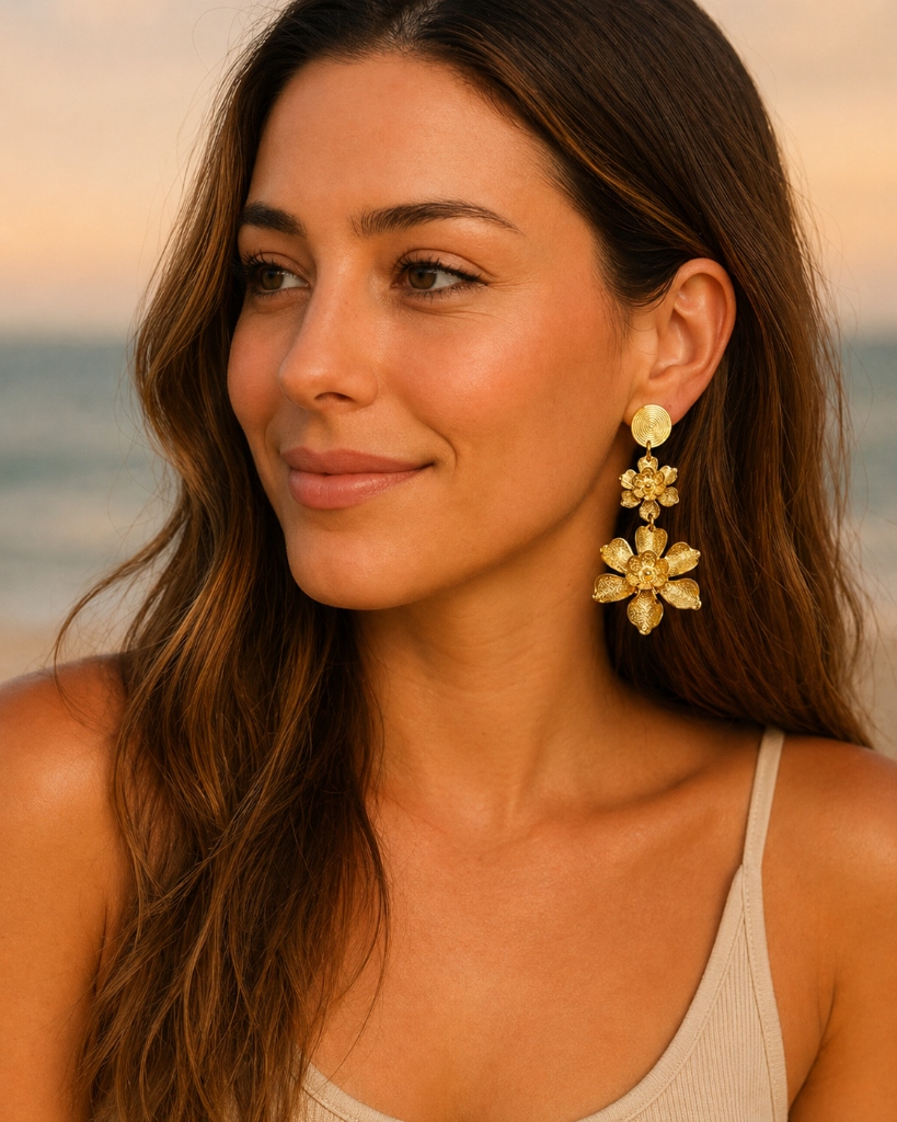Modelo usando aretes de flor en bronce con baño en oro 18k de Lindas Accesorios